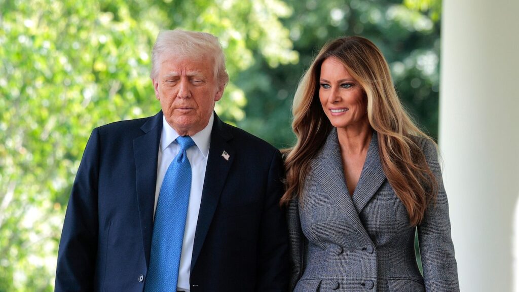 Melania Trump sale con un traje que abraza figuras y tacones de aguja para firmar el acto de Take It Down en el jardín de rosas