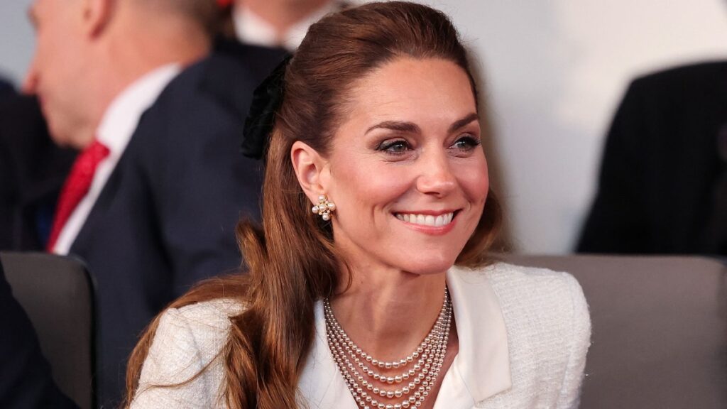 La princesa de Gales completa el último aspecto elegante con un arco de cabello de gran tamaño