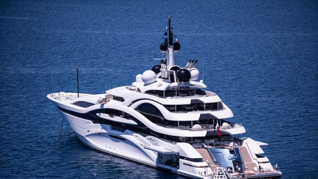 Un palacio flotante más grande que un campo de fútbol