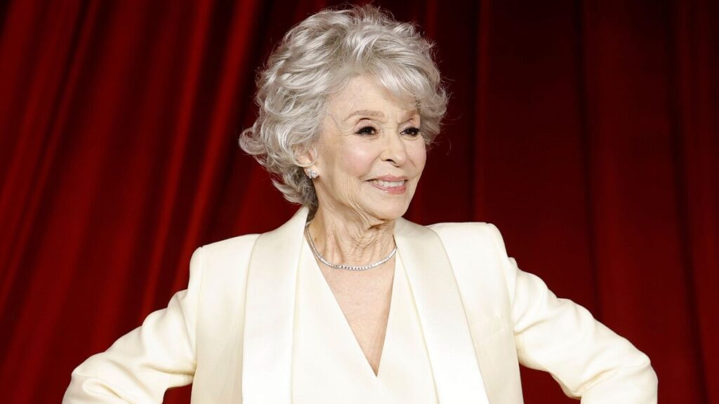 Rita Moreno honrada con el doctorado honorario de Harvard: ver el momento emocional