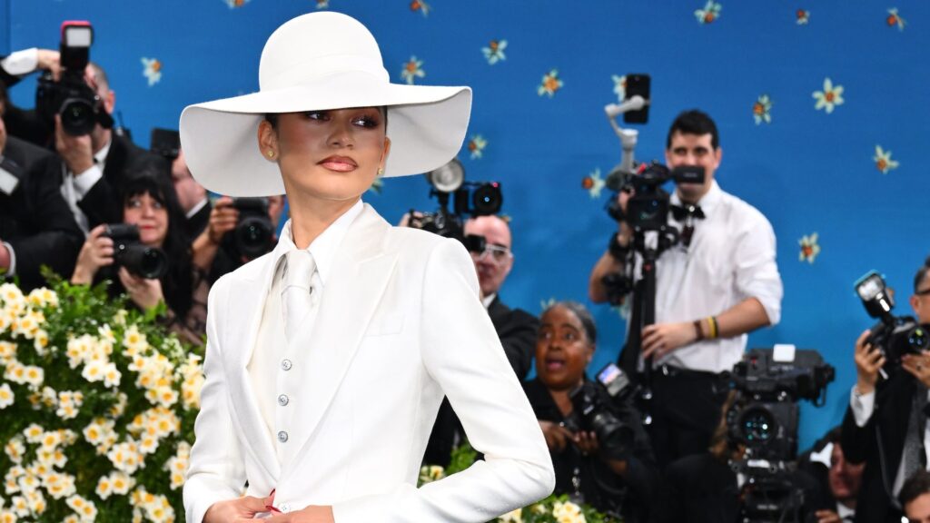 Zendaya usa una mirada nupcial a la Gala Met, canalizando a Bianca Jagger