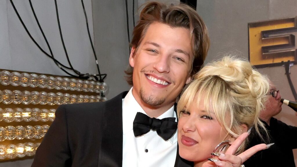 El último momento bikini de Millie Bobby Brown es un homenaje a su esposo Jake Bongiovi