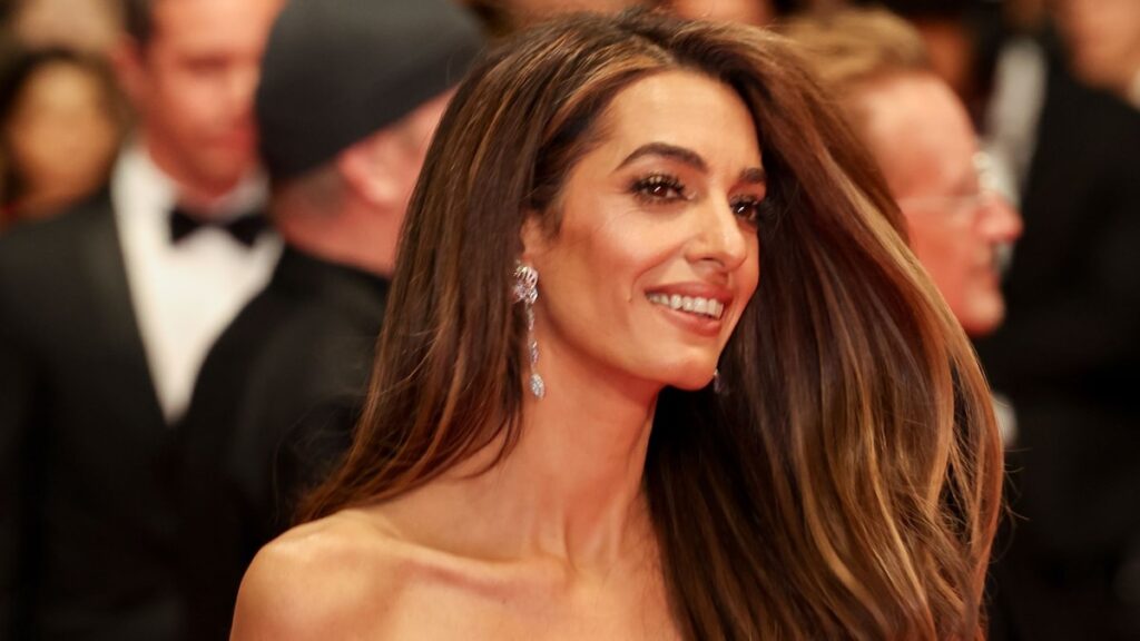 Amal Clooney posó con vestido de corsé de oro con Karlie Kloss durante el evento especial