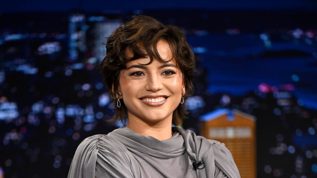 Isabela Merced trolls hilarantemente Jimmy Fallon en su debut nocturno