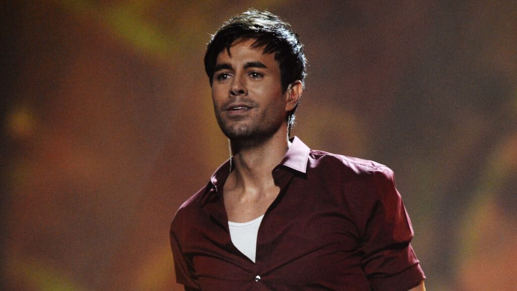 Enrique Iglesias celebra el 50 cumpleaños mientras abraza la vida fuera del centro de atención