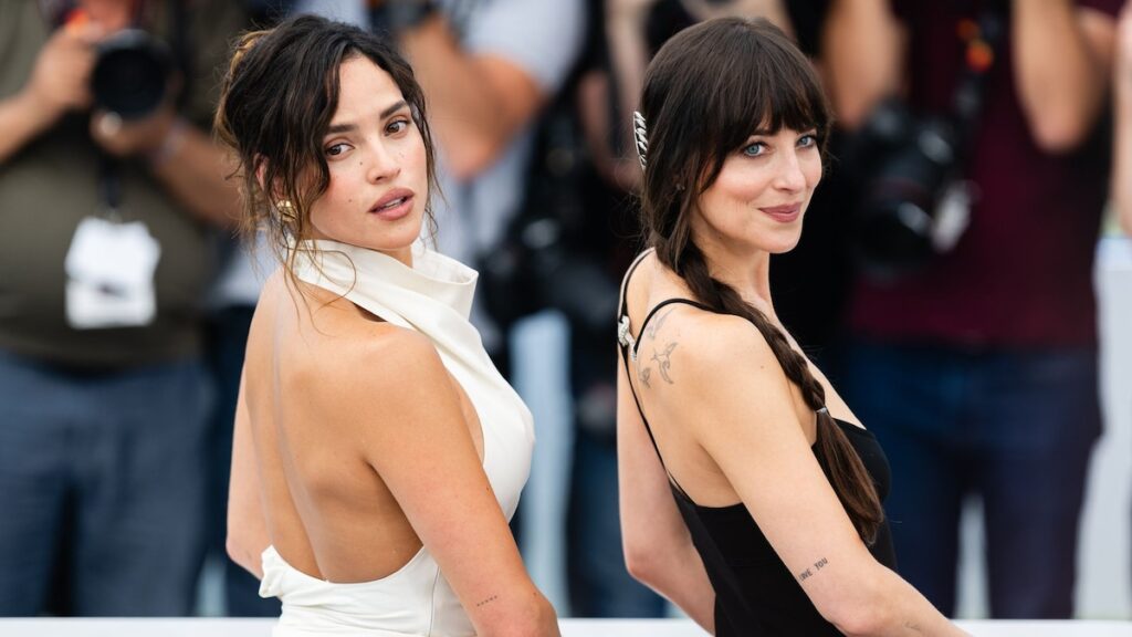 Dakota Johnson y Adria Arjona posan juntos en looks románticos en el Festival de Cine de Cannes