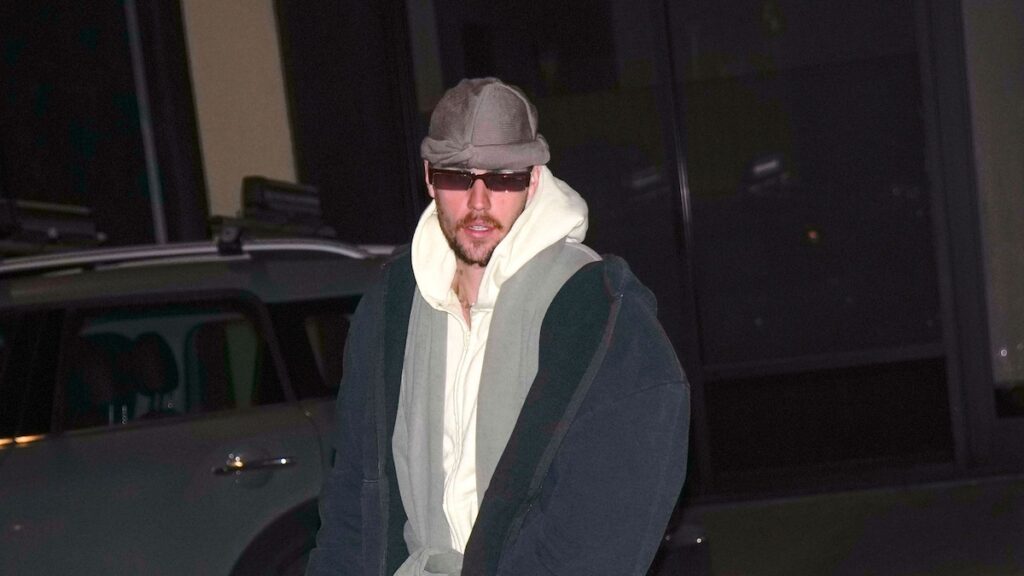 Justin Bieber sin camisa visita el edificio médico (video)