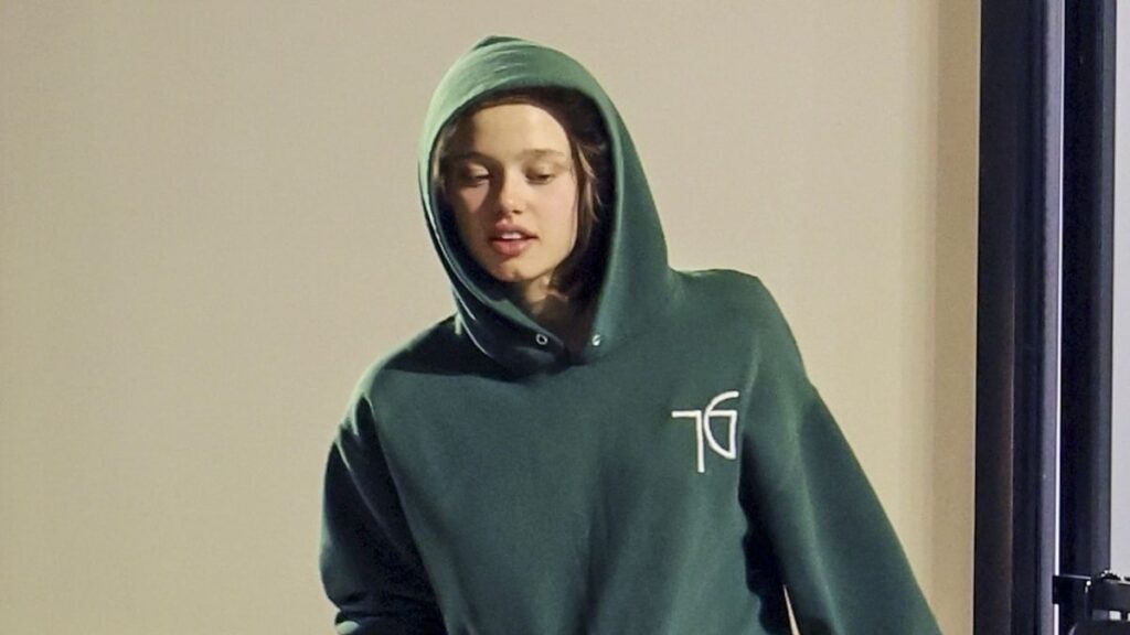 Shiloh Jolie Sparks preocupación después de salir del hospital con una cojera