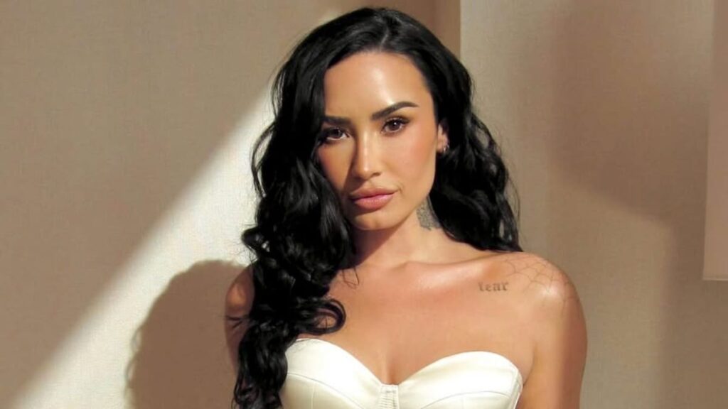 Demi Lovato muestra su figura en bikini de cuerda durante la luna de miel con yejos de mi esposo