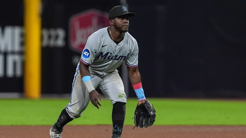 Marlins colocaron a Ronny Simón en asignación tras sus tres errores ante los Padres