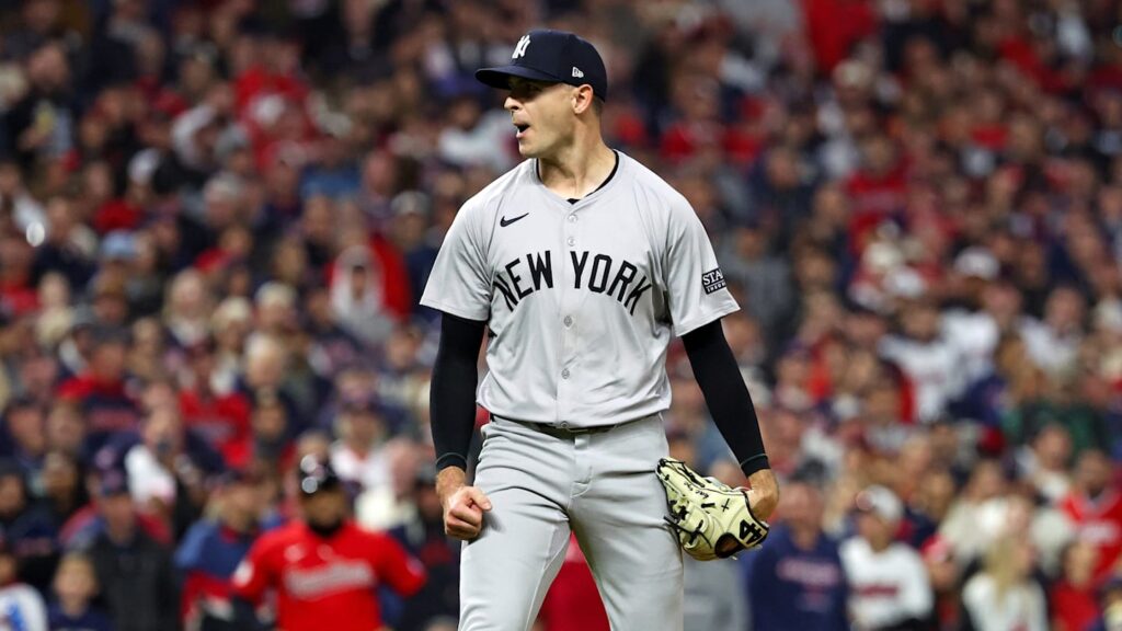 Relevista de los Yankees se someterá a cirugía Tommy John y se pierde el resto del 2025