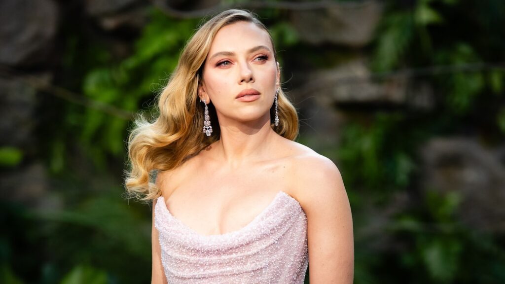 Scarlett Johansson posa con un vestido rojo que abraza figuras y una gargantilla de diamantes en Shanghai: sus últimos momentos de moda