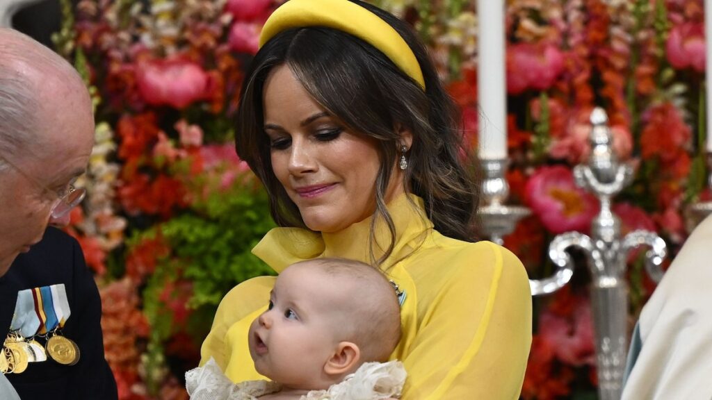 Baby Princess Ines se ve angelical mientras duerme profundamente en nuevos retratos oficiales