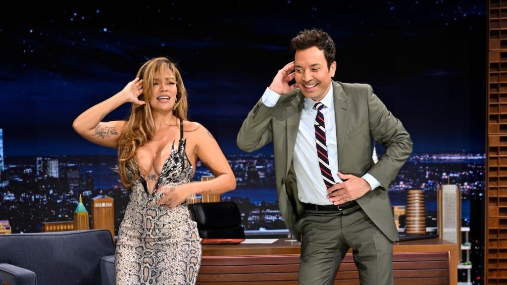 El momento viral ‘Love Island USA’ que tiene a Karol G y Jimmy Fallon recreándolo