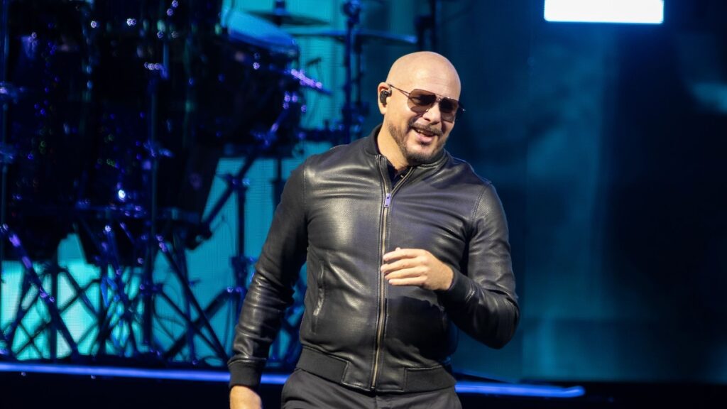 La estética del concierto de Pitbull incluye a los fanáticos vestidos como Sr. Worldwide