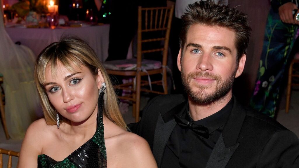 Miley Cyrus arroja sombra a Liam Hemsworth en una reunión de fanáticos y saluda