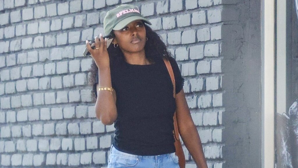 Zahara Jolie vio a sus perros con el hermano Maddox en medio de rumores de compromiso