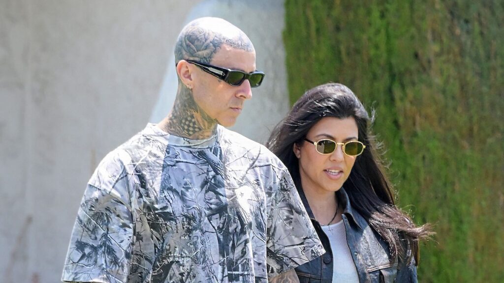 Kourtney Kardashian y Travis Barker traen a Baby Rocky a su primer evento público en honor a papá