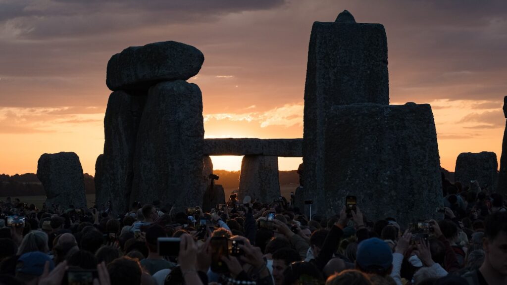El mundo se rinde al sol: así estallan los rituales del solsticio de verano