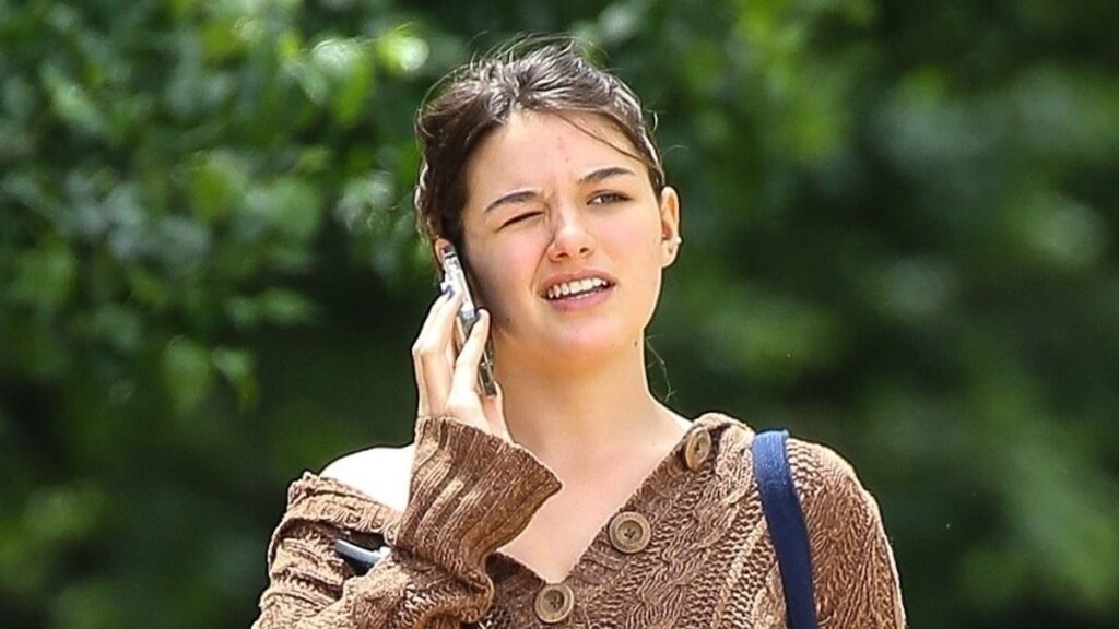 Suri Cruise supera el calor del verano con una camiseta sin mangas negra y chanclas