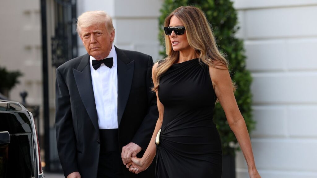 Melania Trump posó con vestido negro y tacones de aguja plateados en el último momento de la alfombra roja