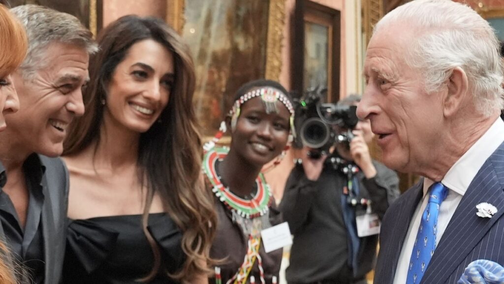 AMAL CLOONEY STUNS en LBD en la recepción del palacio con George Clooney y King Charles