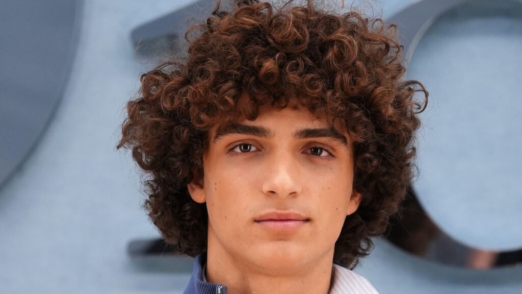 El hijo de Matthew McConaughey, Levi, asiste a su primer show en la Semana de la Moda Men en París