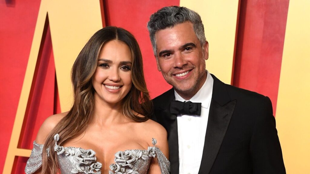 Jessica Alba comparte su admiración por Cash Warren en medio de divorcio en curso