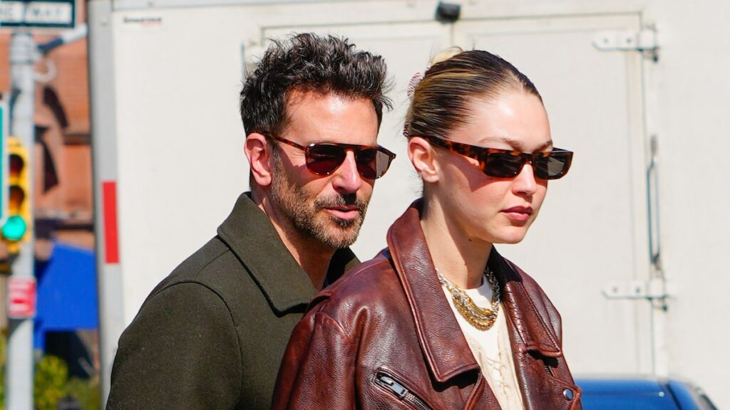 Bradley Cooper y Gigi Hadid Rock Matching Outfits en la fecha de París