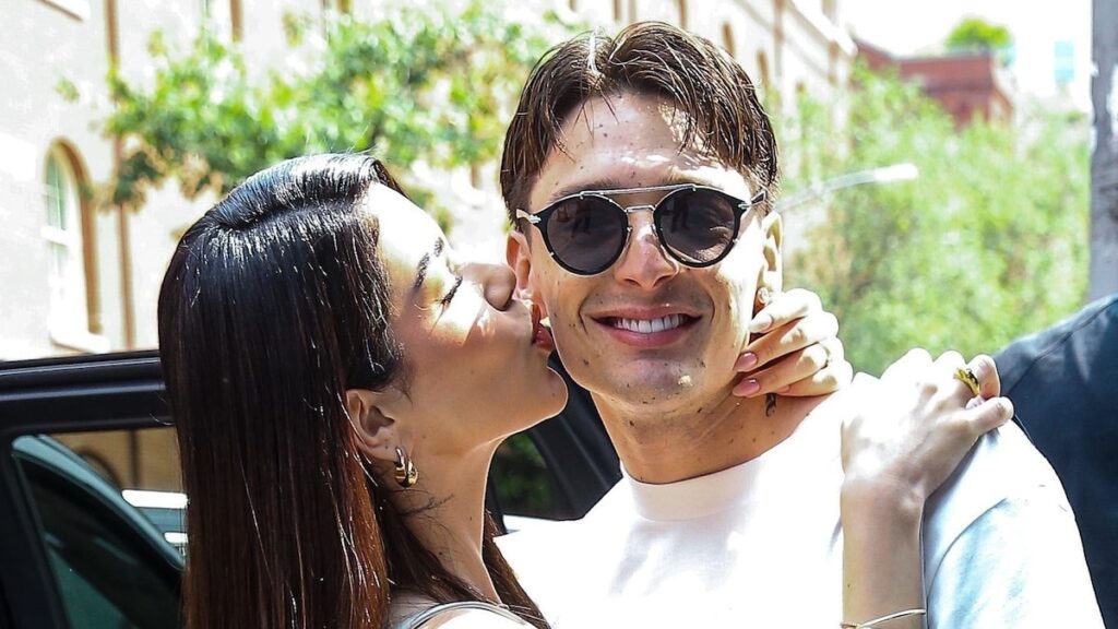 Peso Pluma y Kenia OS no pueden mantener sus manos de otros en Nueva York