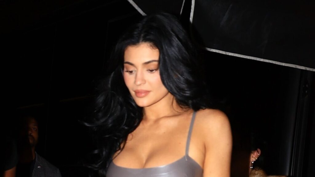 Kylie Jenner lo arriesga todo con un pequeño vestido de látex por una noche A The Bar en LA