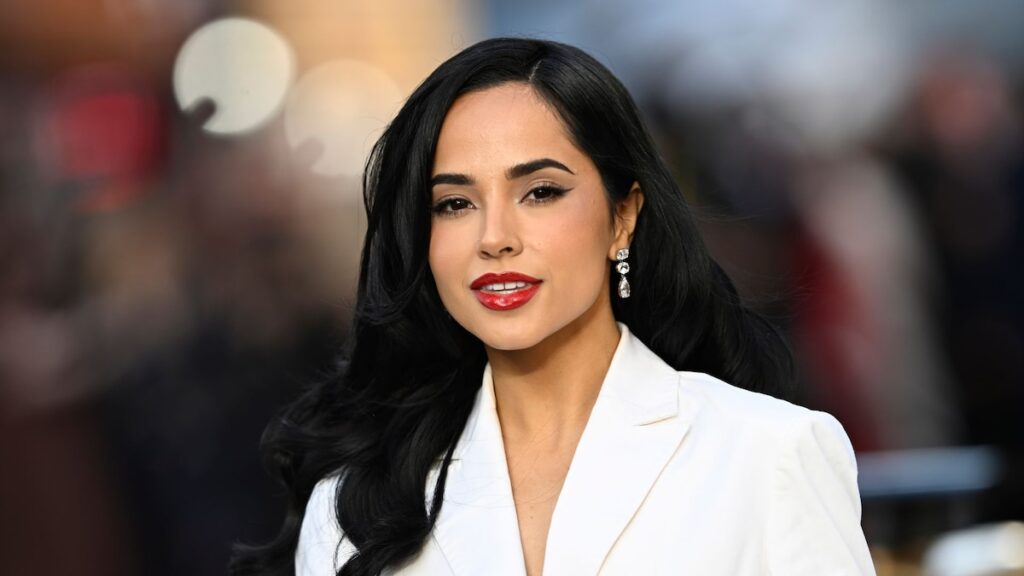Becky G clava la tendencia de núcleo nupcial en el estreno de ‘F1: The Movie’