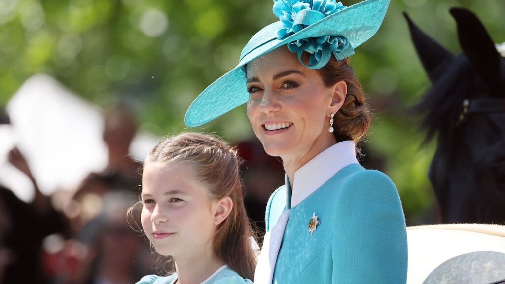 La princesa de Gales y la princesa Charlotte tienen un elegante momento de madre-hija en el Desfile de cumpleaños de King