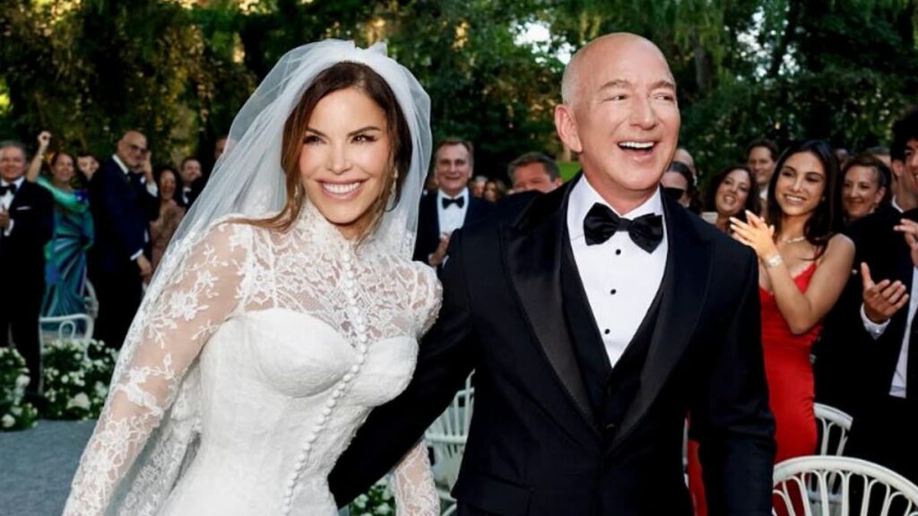 Lauren Sánchez se convierte en la Sra. Bezos, canalizando a Sophia Loren con el vestido de novia de encaje: “Soy una persona diferente”