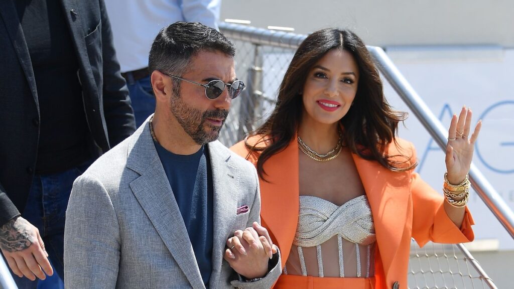 Eva Longoria y Pepe Bastón no pueden quitarse las manos en la playa