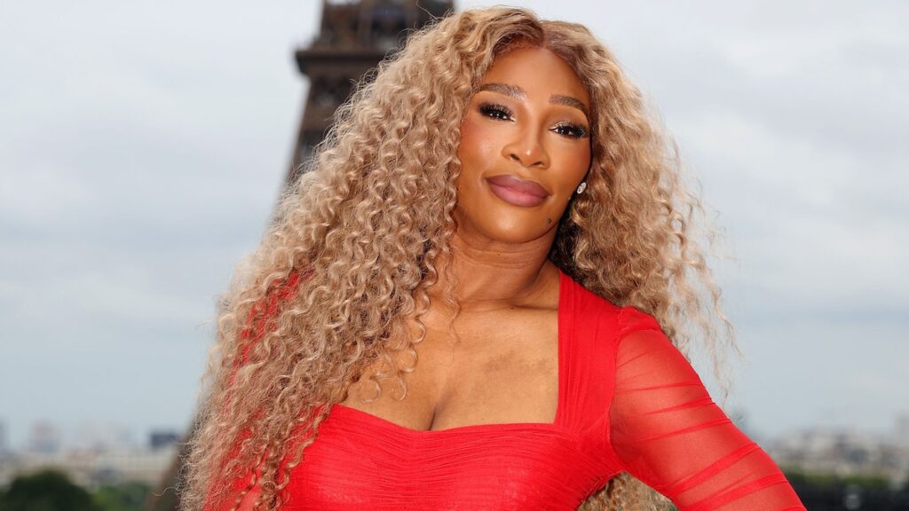 Serena Williams muestra sus curvas posando junto a la piscina para dar la bienvenida al verano