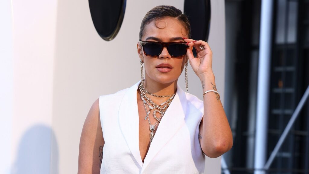 Karol G rockea la mirada más alta pero portátil al show de París SS26 de Louis Vuitton
