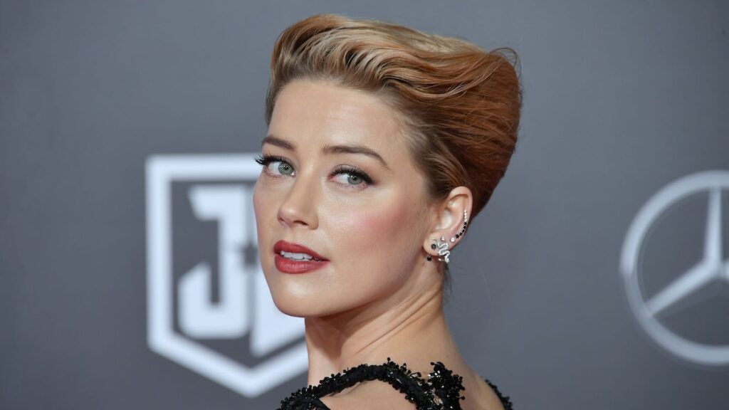 Amber Heard entra en su ‘era del teatro’ mientras regresa a los Estados Unidos