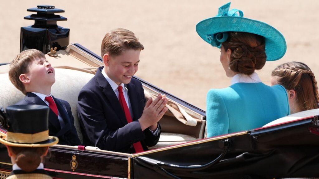 El príncipe Louis roba el foco de luces de Trooping the Color con susurro a George