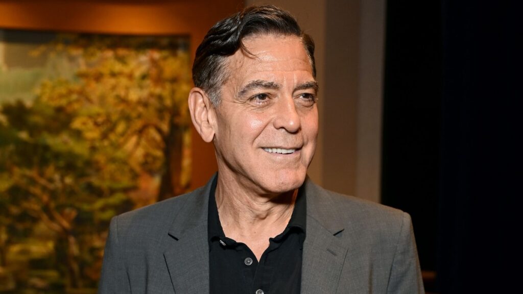 George Clooney cambia alfombras rojas por softbol en Central Park