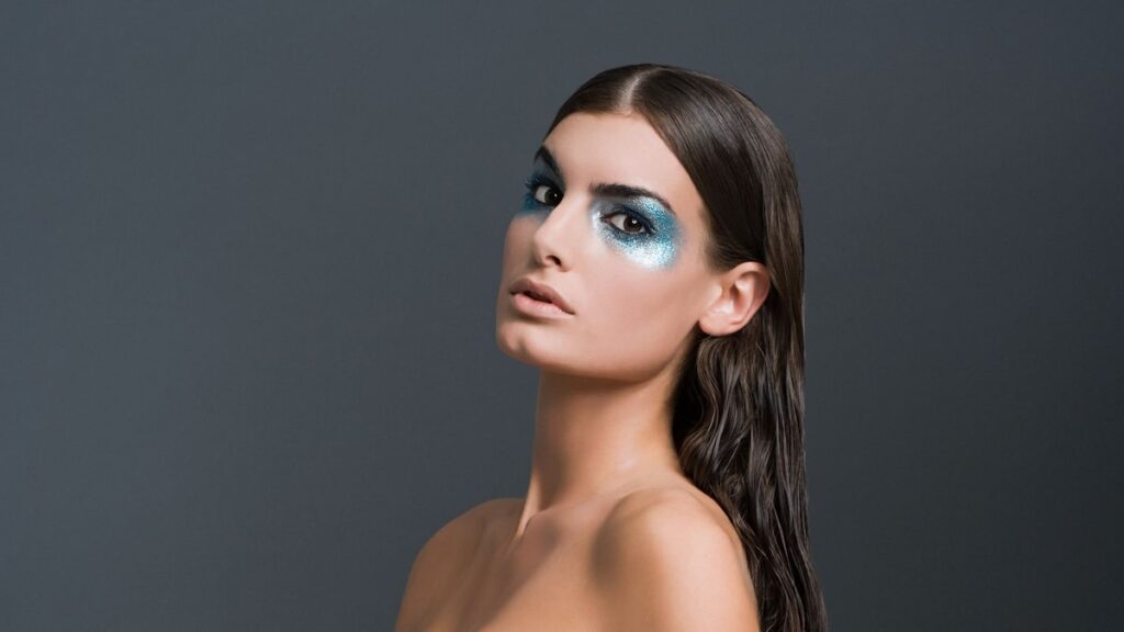 El maquillaje de astrología es la tendencia de belleza celestial que se toma el verano 2025