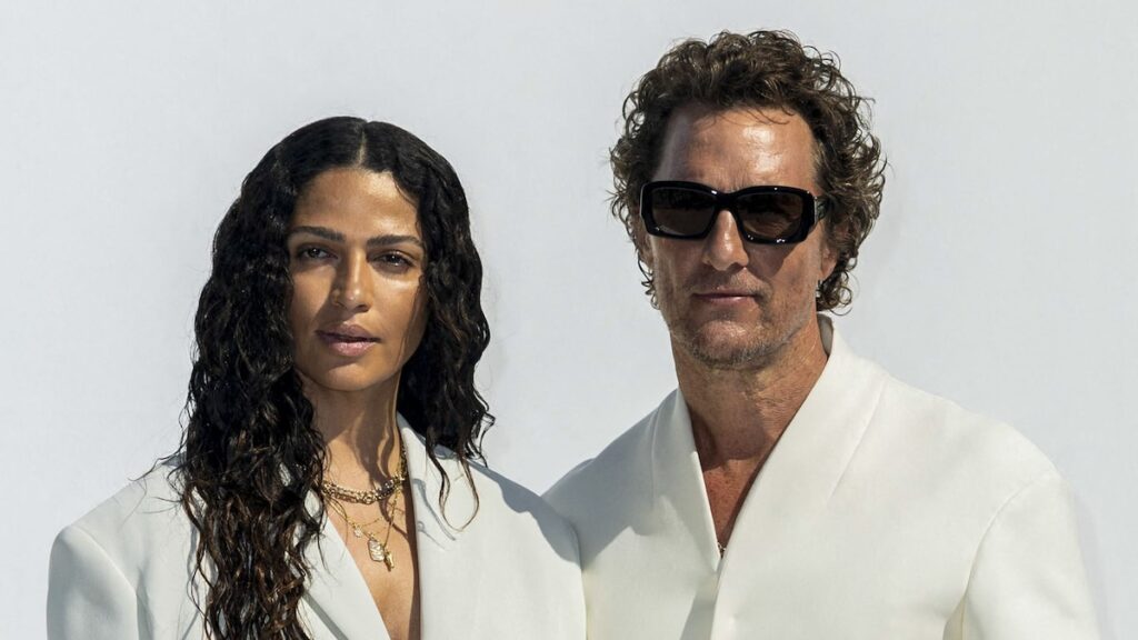 Matthew McConaughey y Camila Alves son goles de pareja en los trajes a juego