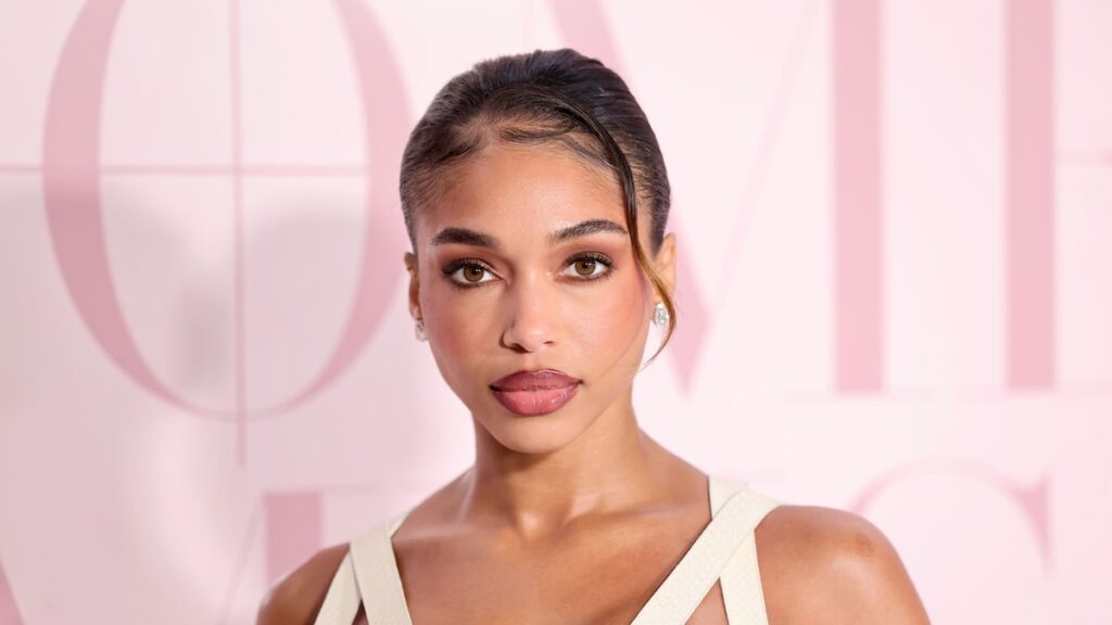 Lori Harvey aturde en bikini de oro mientras se absorbe las vibraciones de verano en el yate de lujo