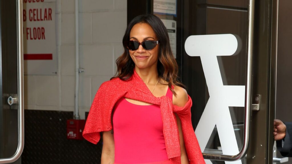 El estilo de la calle Summer de Zoe Saldaña es el atuendo de niña que todos deberíamos estar recreando