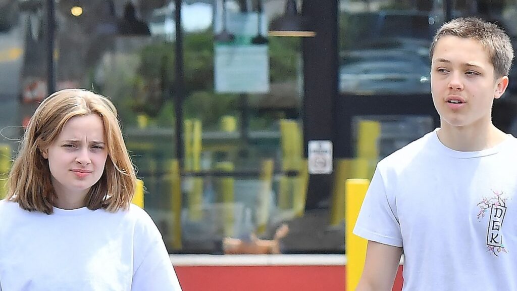 Knox y Vivienne Jolie-Pitt se parecen a sus padres en una nueva salida