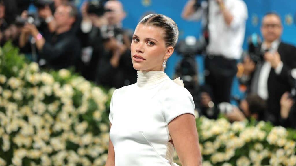 Sofía Richie Grainge se cortó el cabello para el verano mientras estaba de vacaciones en Francia