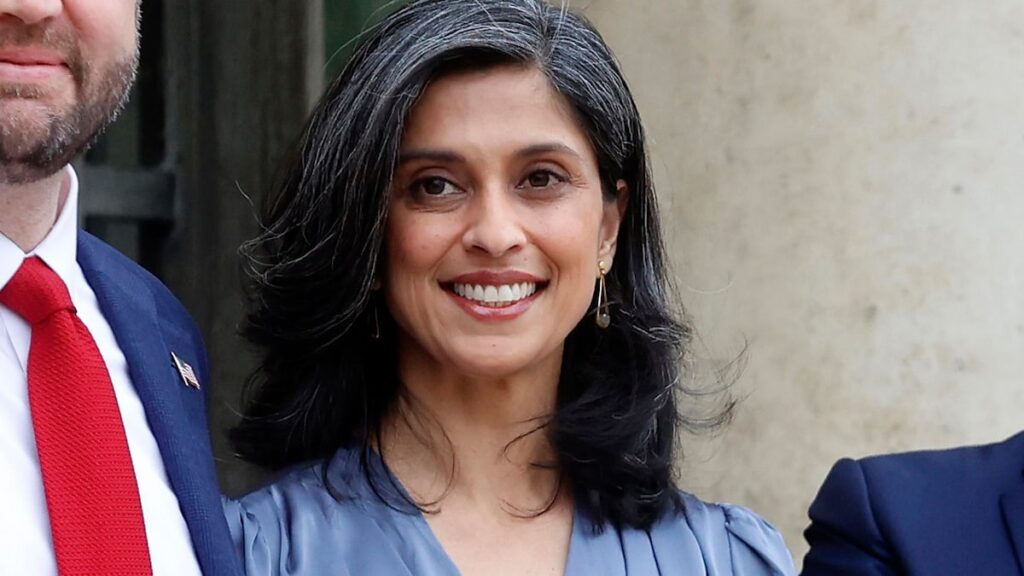 Usha Vance sale con un vestido negro sin tirantes con acentos blancos en la última salida de alto perfil