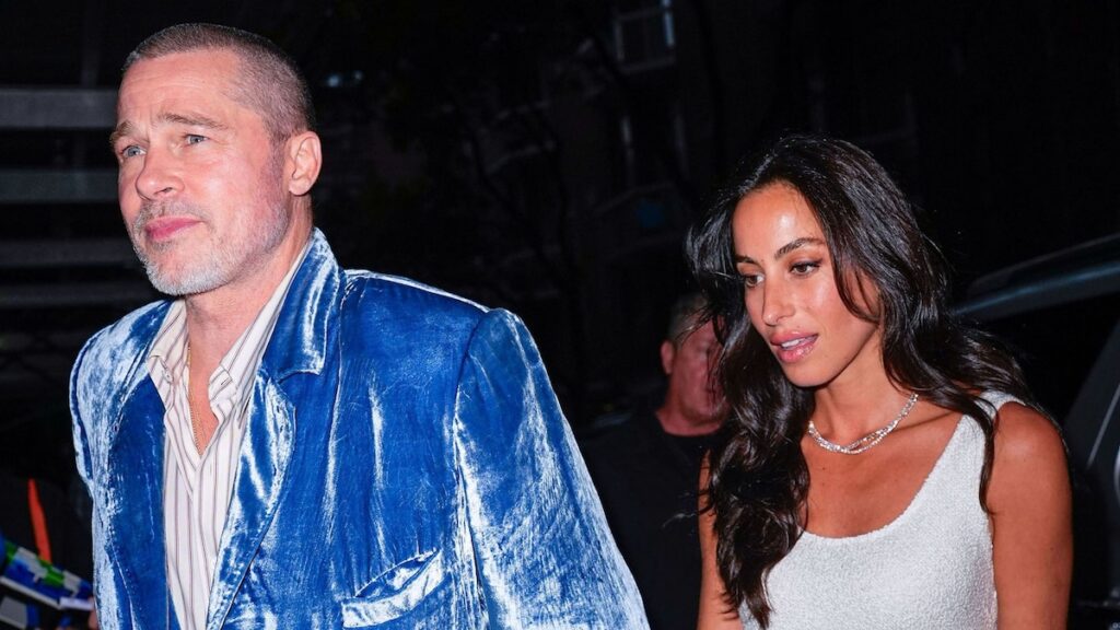 Brad Pitt gira las cabezas en Blue Velvet Blazer para otra noche de cita con Ines de Ramon