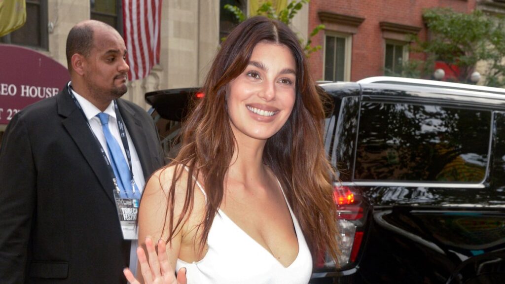 Camila Morrone muestra su estilo de verano sin esfuerzo en Boho Chic Look en Nueva York