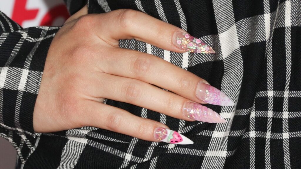 Diseños de uñas de limón y fresa que se hacen cargo este verano